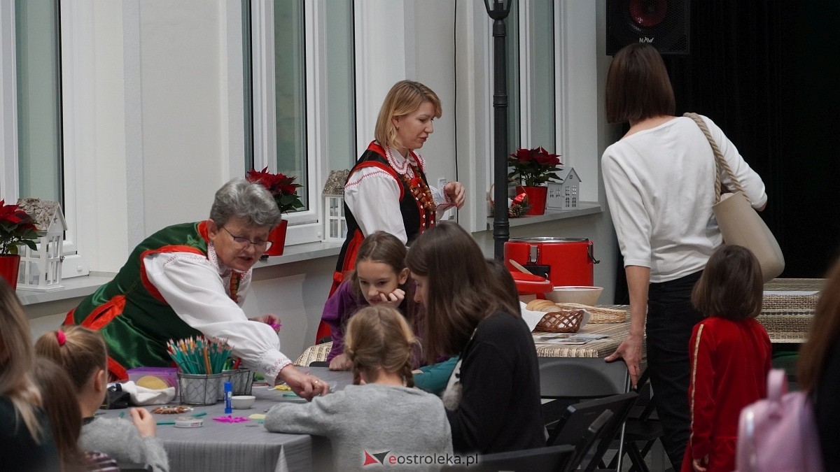 Rodzinne warsztaty świąteczne „Idą święta – czas stroić choinkę [1.12.2024] - zdjęcie #17 - eOstroleka.pl