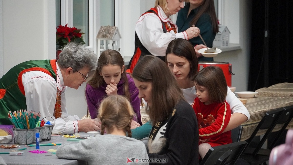 Rodzinne warsztaty świąteczne „Idą święta – czas stroić choinkę [1.12.2024] - zdjęcie #16 - eOstroleka.pl