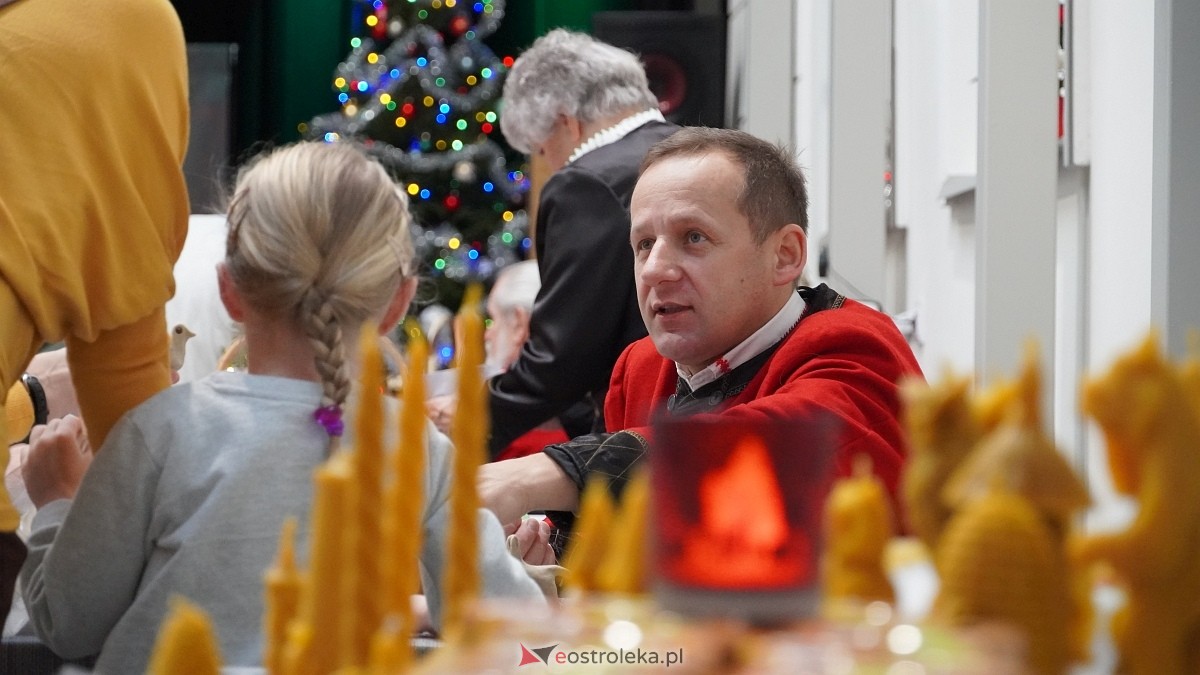 Rodzinne warsztaty świąteczne „Idą święta – czas stroić choinkę [1.12.2024] - zdjęcie #14 - eOstroleka.pl