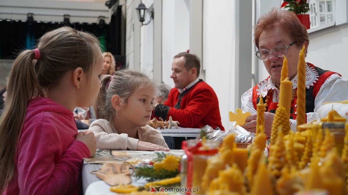 Rodzinne warsztaty świąteczne „Idą święta – czas stroić choinkę [1.12.2024] - zdjęcie #12 - eOstroleka.pl