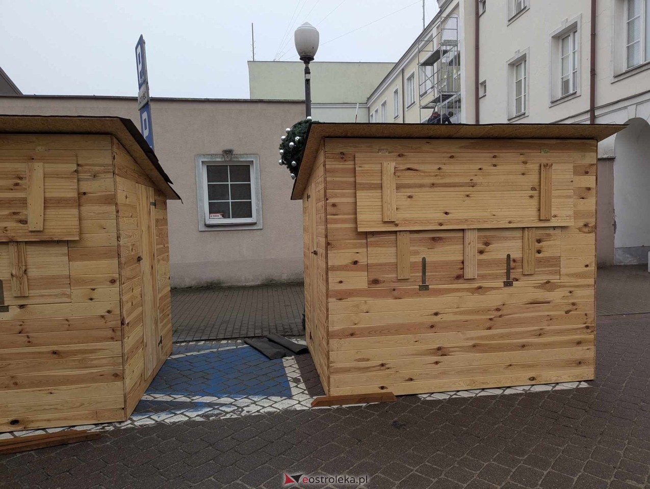 II Kurpiowski Jarmark Bożonarodzeniowy w Ostrołęce - budowa świątecznego miasteczka [04.12.2024] - zdjęcie #16 - eOstroleka.pl