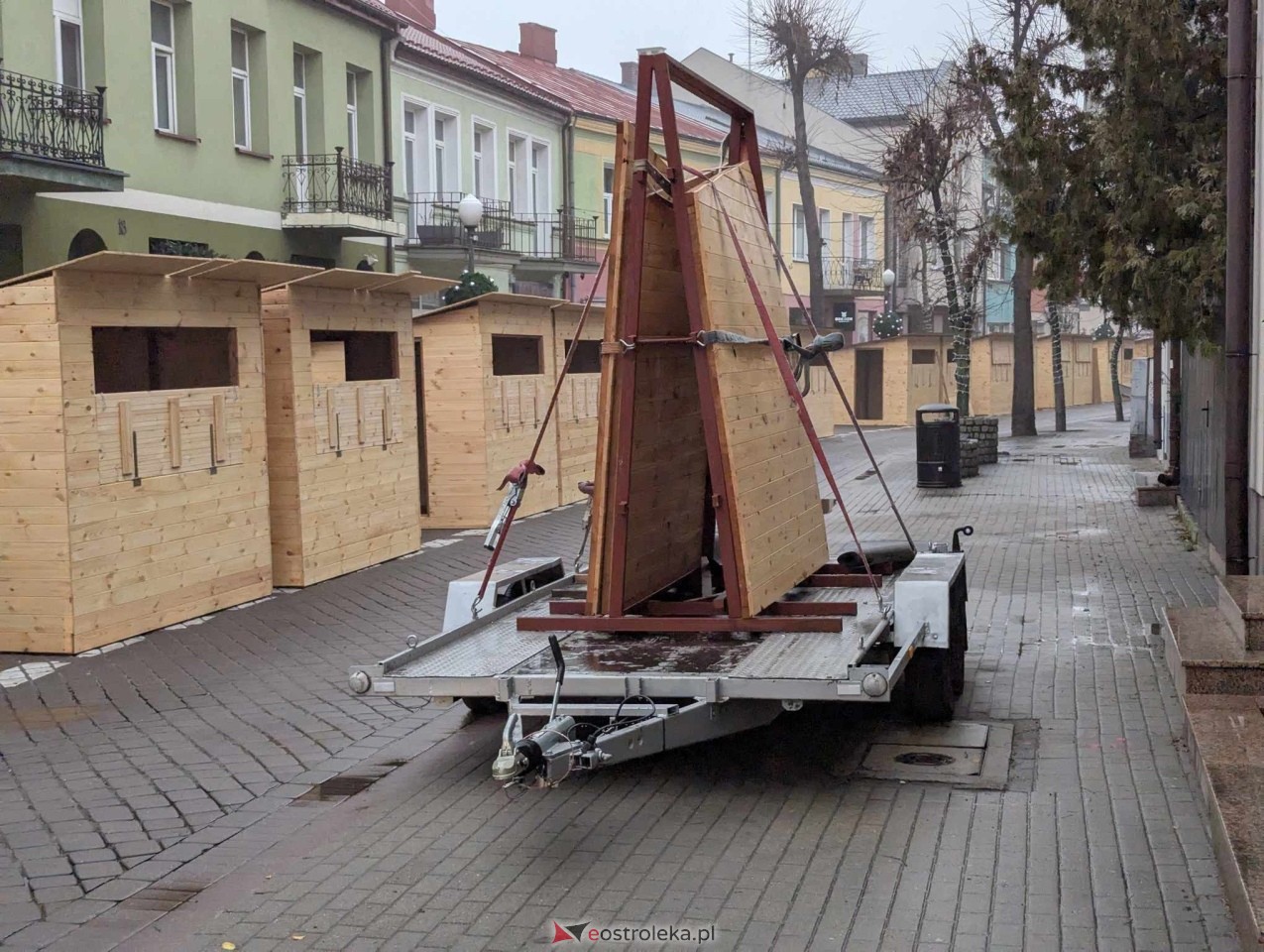 II Kurpiowski Jarmark Bożonarodzeniowy w Ostrołęce - budowa świątecznego miasteczka [04.12.2024] - zdjęcie #15 - eOstroleka.pl