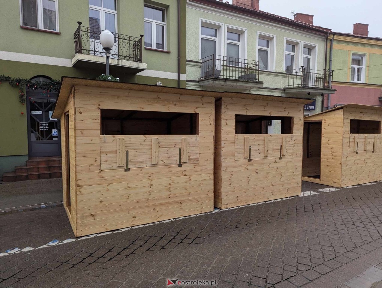 II Kurpiowski Jarmark Bożonarodzeniowy w Ostrołęce - budowa świątecznego miasteczka [04.12.2024] - zdjęcie #14 - eOstroleka.pl