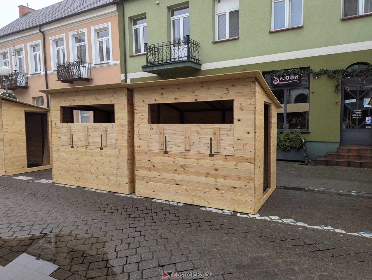 II Kurpiowski Jarmark Bożonarodzeniowy w Ostrołęce - budowa świątecznego miasteczka [04.12.2024] - zdjęcie #13 - eOstroleka.pl
