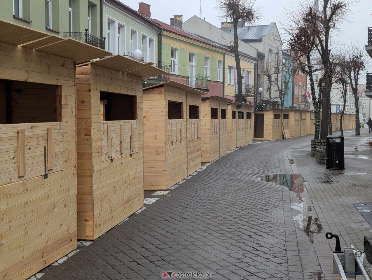 II Kurpiowski Jarmark Bożonarodzeniowy w Ostrołęce - budowa świątecznego miasteczka [04.12.2024] - zdjęcie #12 - eOstroleka.pl