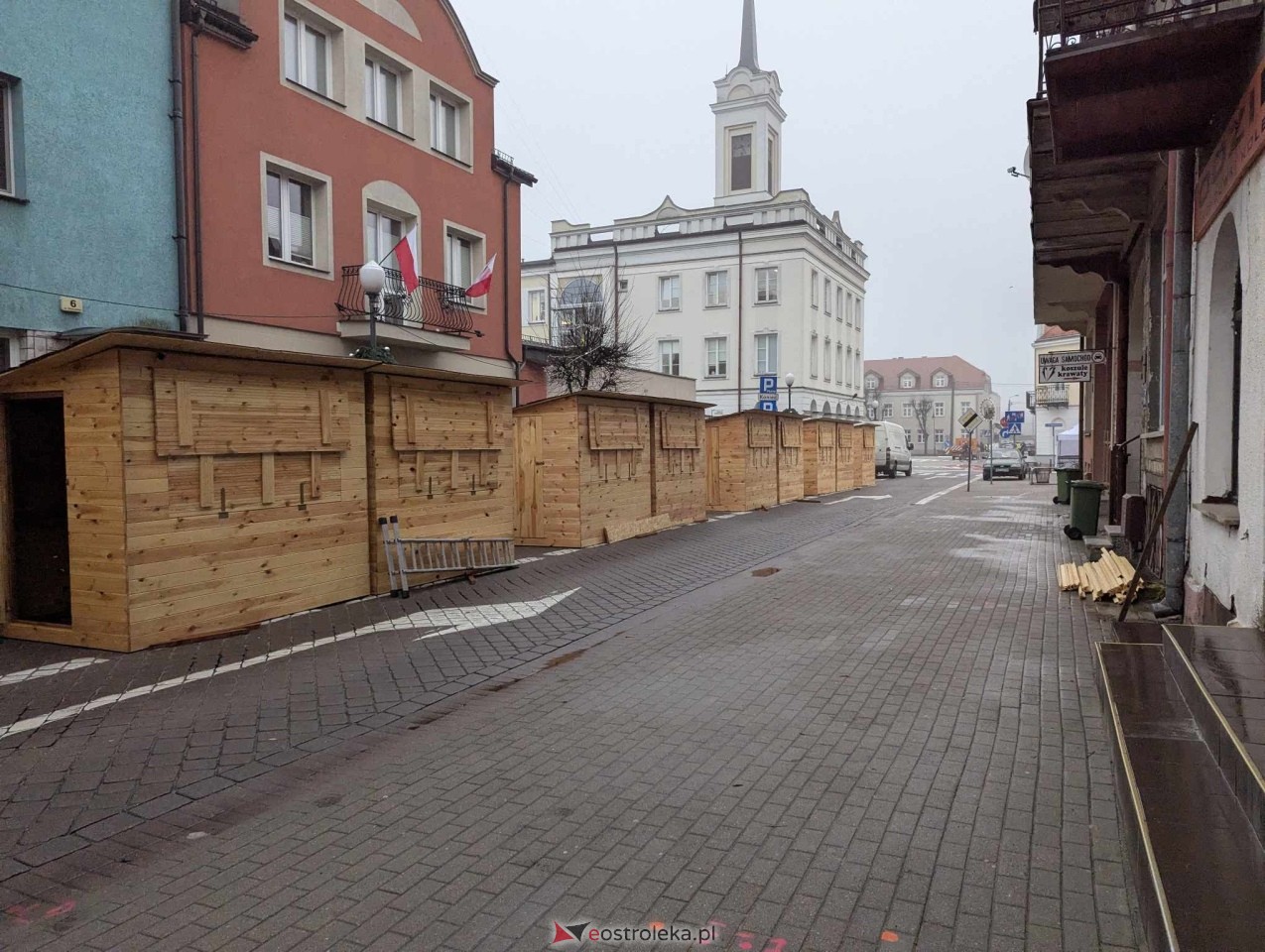 II Kurpiowski Jarmark Bożonarodzeniowy w Ostrołęce - budowa świątecznego miasteczka [04.12.2024] - zdjęcie #11 - eOstroleka.pl