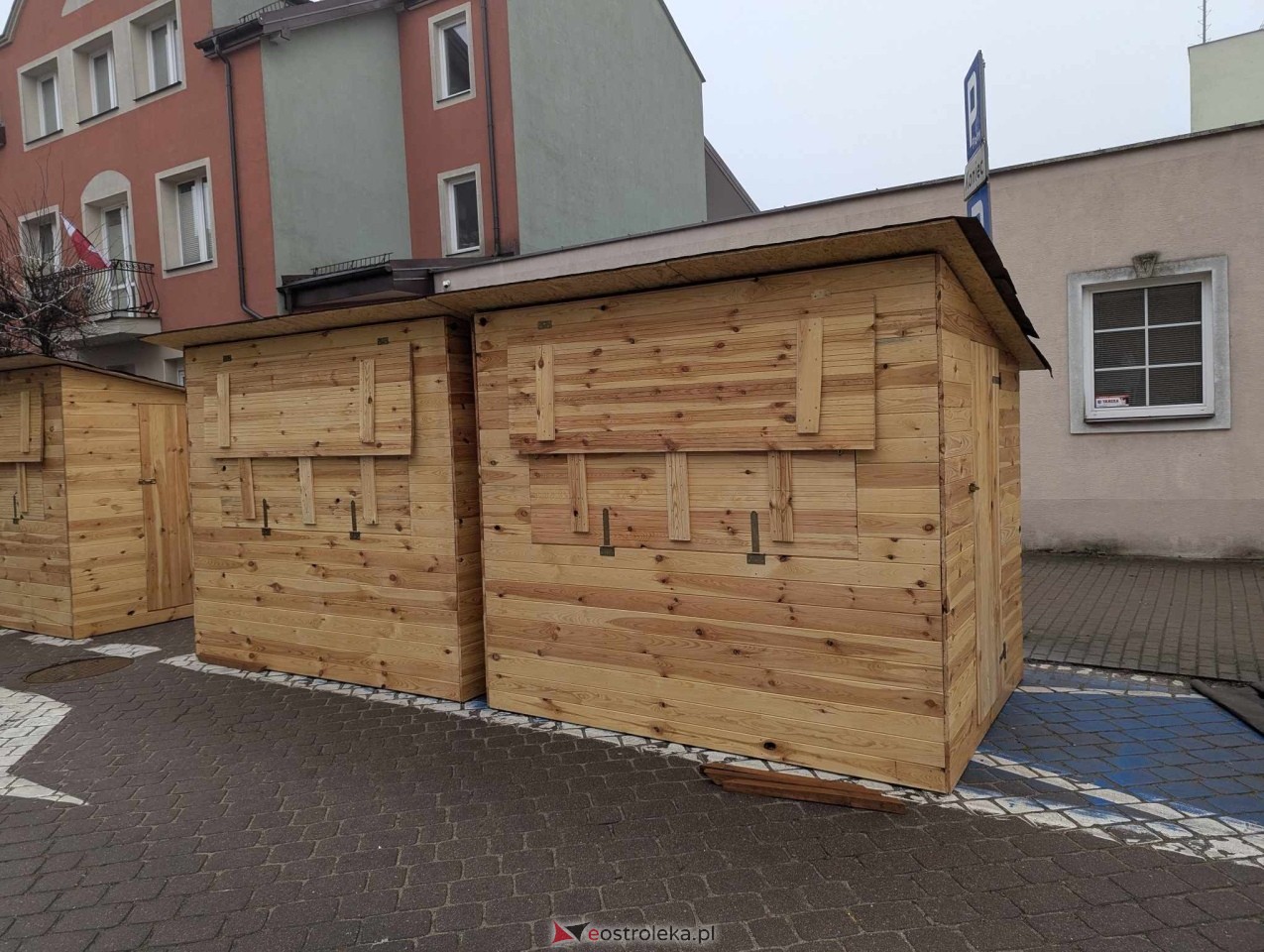 II Kurpiowski Jarmark Bożonarodzeniowy w Ostrołęce - budowa świątecznego miasteczka [04.12.2024] - zdjęcie #10 - eOstroleka.pl