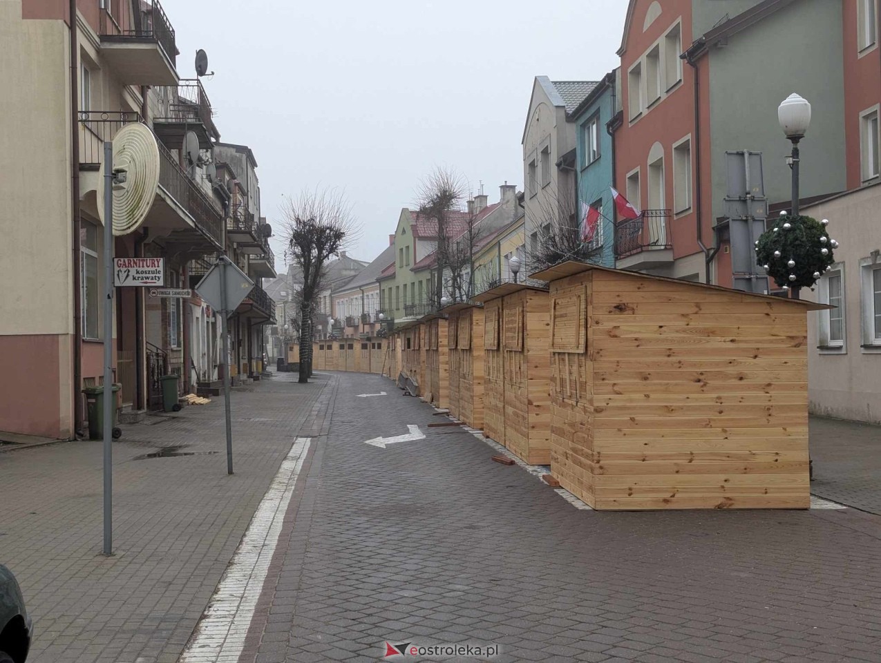 II Kurpiowski Jarmark Bożonarodzeniowy w Ostrołęce - budowa świątecznego miasteczka [04.12.2024] - zdjęcie #9 - eOstroleka.pl