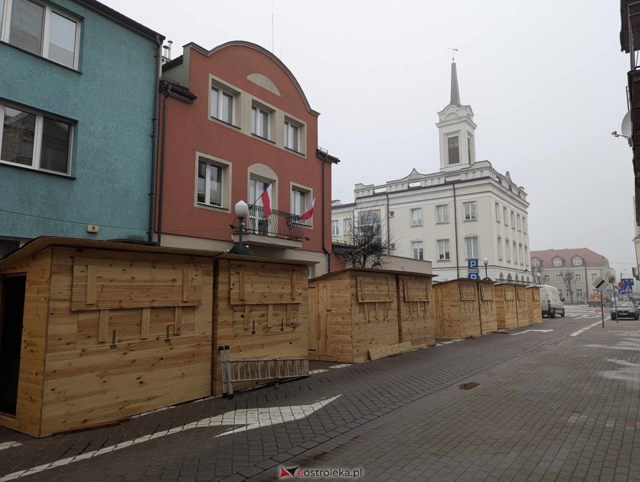 II Kurpiowski Jarmark Bożonarodzeniowy w Ostrołęce - budowa świątecznego miasteczka [04.12.2024] - zdjęcie #8 - eOstroleka.pl