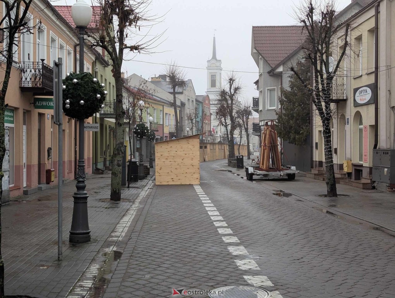 II Kurpiowski Jarmark Bożonarodzeniowy w Ostrołęce - budowa świątecznego miasteczka [04.12.2024] - zdjęcie #7 - eOstroleka.pl