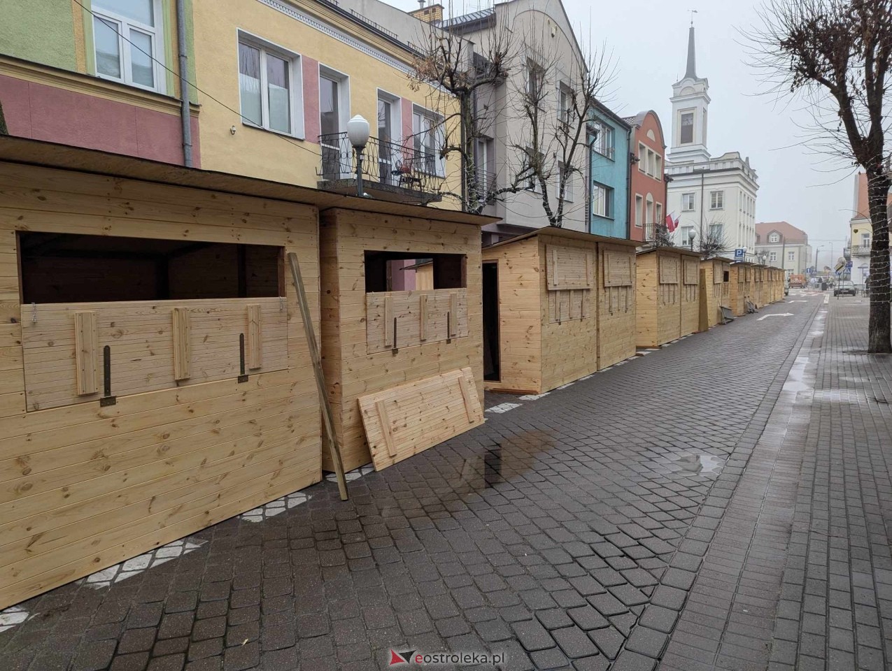 II Kurpiowski Jarmark Bożonarodzeniowy w Ostrołęce - budowa świątecznego miasteczka [04.12.2024] - zdjęcie #6 - eOstroleka.pl