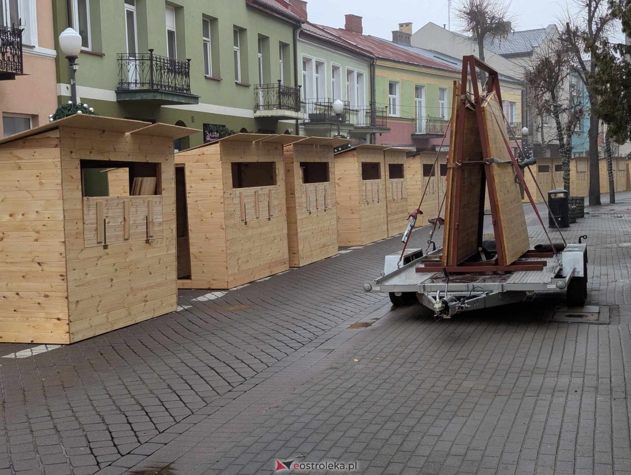 II Kurpiowski Jarmark Bożonarodzeniowy w Ostrołęce - budowa świątecznego miasteczka [04.12.2024] - zdjęcie #5 - eOstroleka.pl