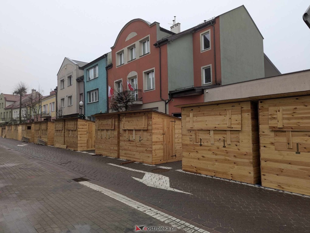 II Kurpiowski Jarmark Bożonarodzeniowy w Ostrołęce - budowa świątecznego miasteczka [04.12.2024] - zdjęcie #4 - eOstroleka.pl