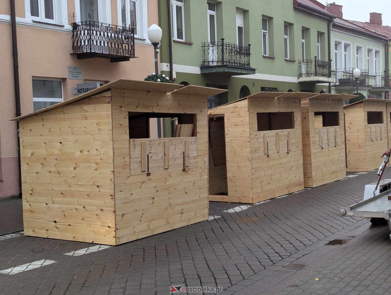 II Kurpiowski Jarmark Bożonarodzeniowy w Ostrołęce - budowa świątecznego miasteczka [04.12.2024] - zdjęcie #3 - eOstroleka.pl