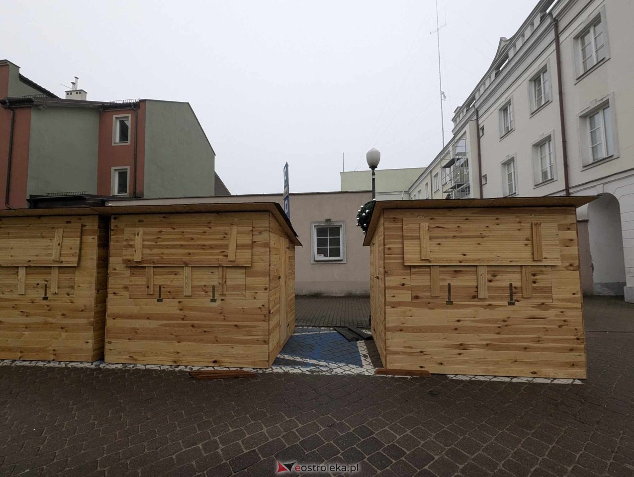 II Kurpiowski Jarmark Bożonarodzeniowy w Ostrołęce - budowa świątecznego miasteczka [04.12.2024] - zdjęcie #2 - eOstroleka.pl