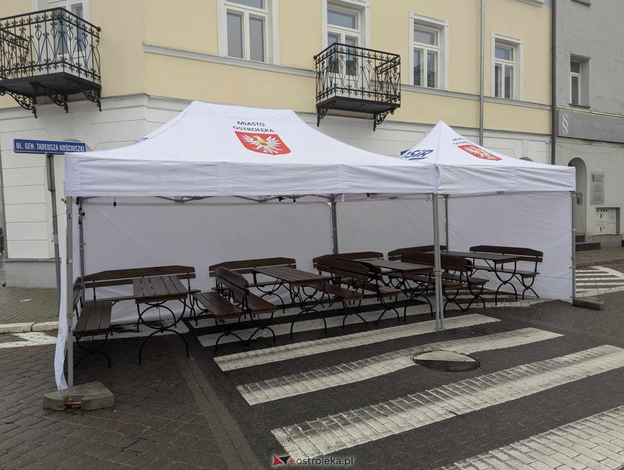 II Kurpiowski Jarmark Bożonarodzeniowy w Ostrołęce - budowa świątecznego miasteczka [04.12.2024] - zdjęcie #1 - eOstroleka.pl