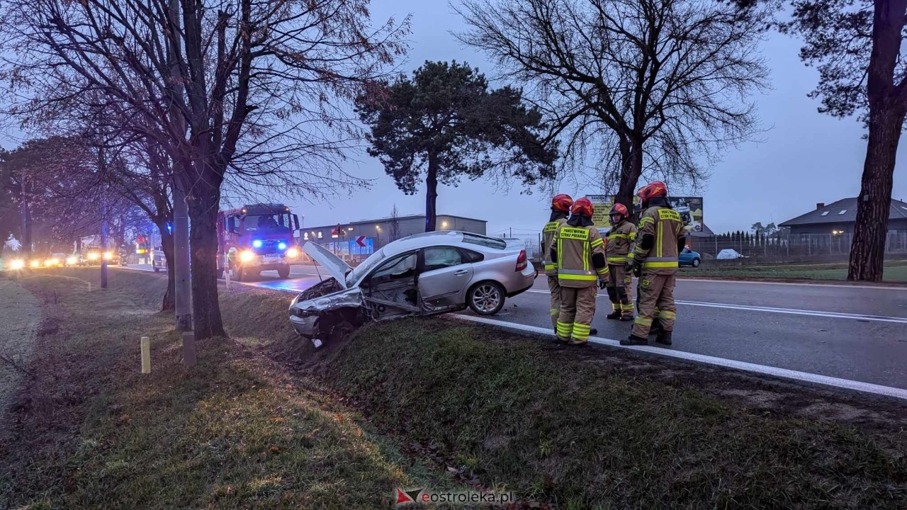 Poważny wypadek na drodze wojewódzkiej 627 pod Ostrołęką [05.12.2024] - zdjęcie #27 - eOstroleka.pl