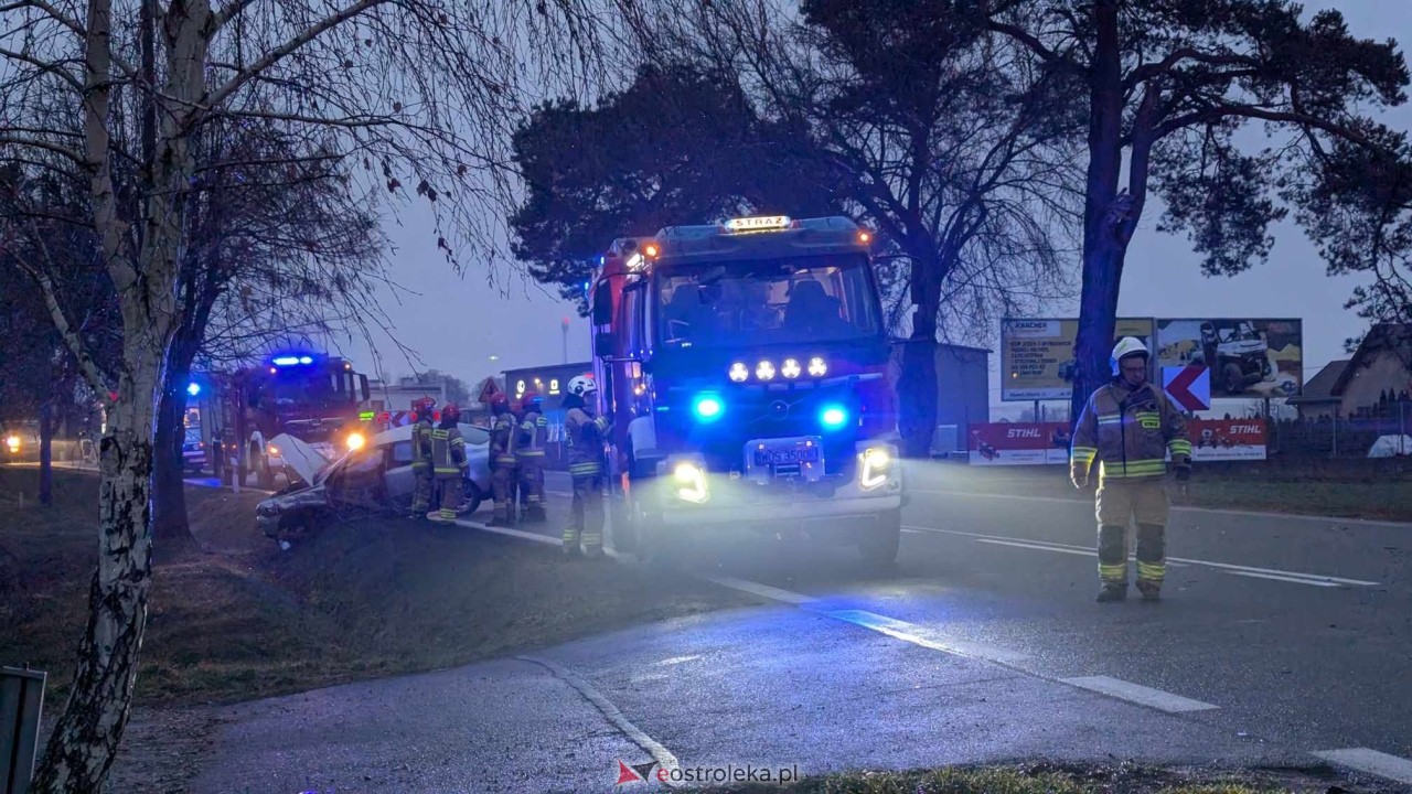 Poważny wypadek na drodze wojewódzkiej 627 pod Ostrołęką [05.12.2024] - zdjęcie #26 - eOstroleka.pl