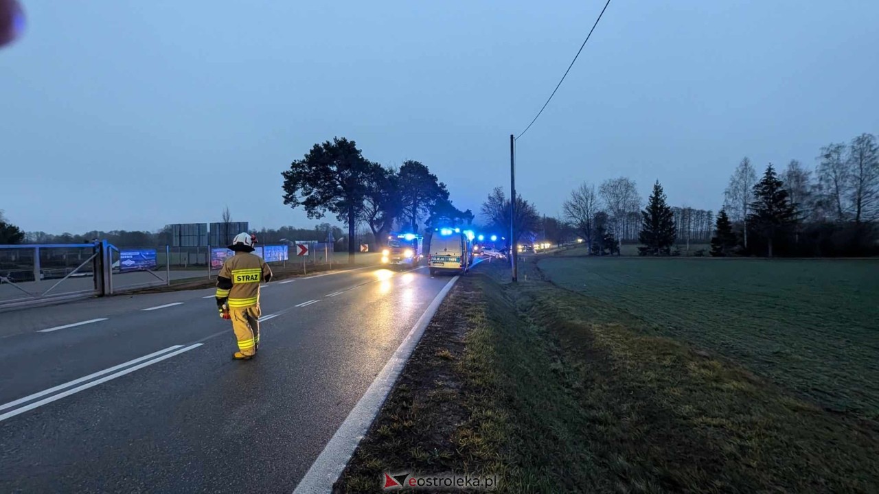 Poważny wypadek na drodze wojewódzkiej 627 pod Ostrołęką [05.12.2024] - zdjęcie #24 - eOstroleka.pl