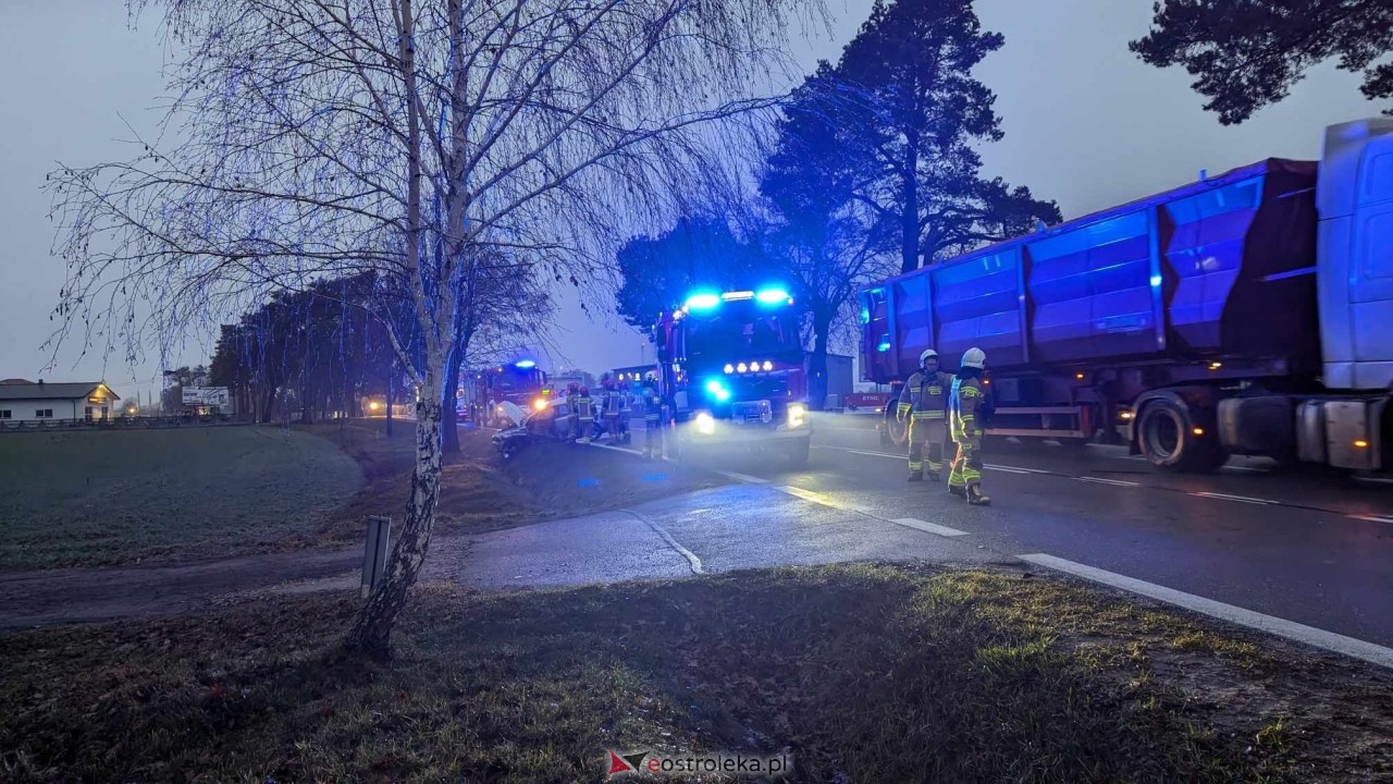 Poważny wypadek na drodze wojewódzkiej 627 pod Ostrołęką [05.12.2024] - zdjęcie #21 - eOstroleka.pl