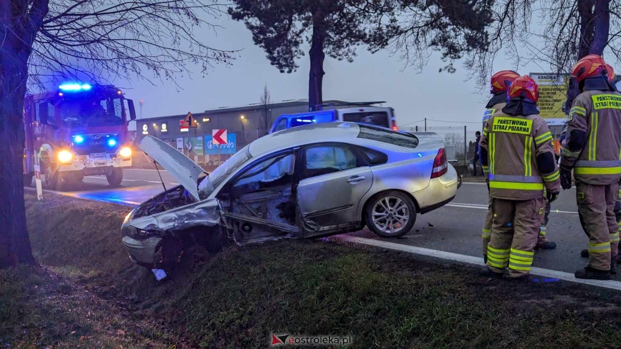 Poważny wypadek na drodze wojewódzkiej 627 pod Ostrołęką [05.12.2024] - zdjęcie #20 - eOstroleka.pl