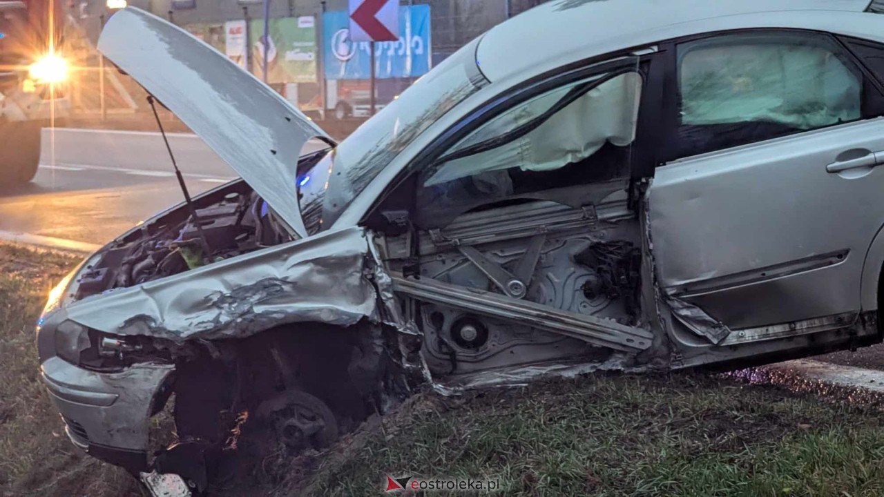 Poważny wypadek na drodze wojewódzkiej 627 pod Ostrołęką [05.12.2024] - zdjęcie #18 - eOstroleka.pl