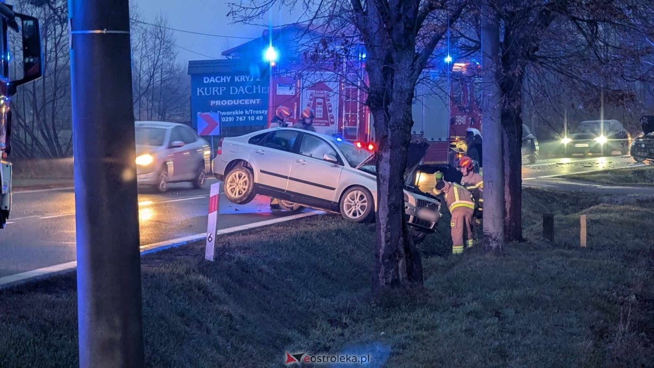 Poważny wypadek na drodze wojewódzkiej 627 pod Ostrołęką [05.12.2024] - zdjęcie #17 - eOstroleka.pl
