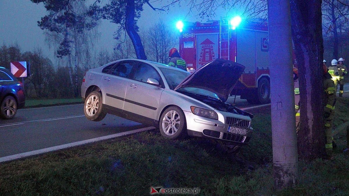 Poważny wypadek na drodze wojewódzkiej 627 pod Ostrołęką [05.12.2024] - zdjęcie #12 - eOstroleka.pl