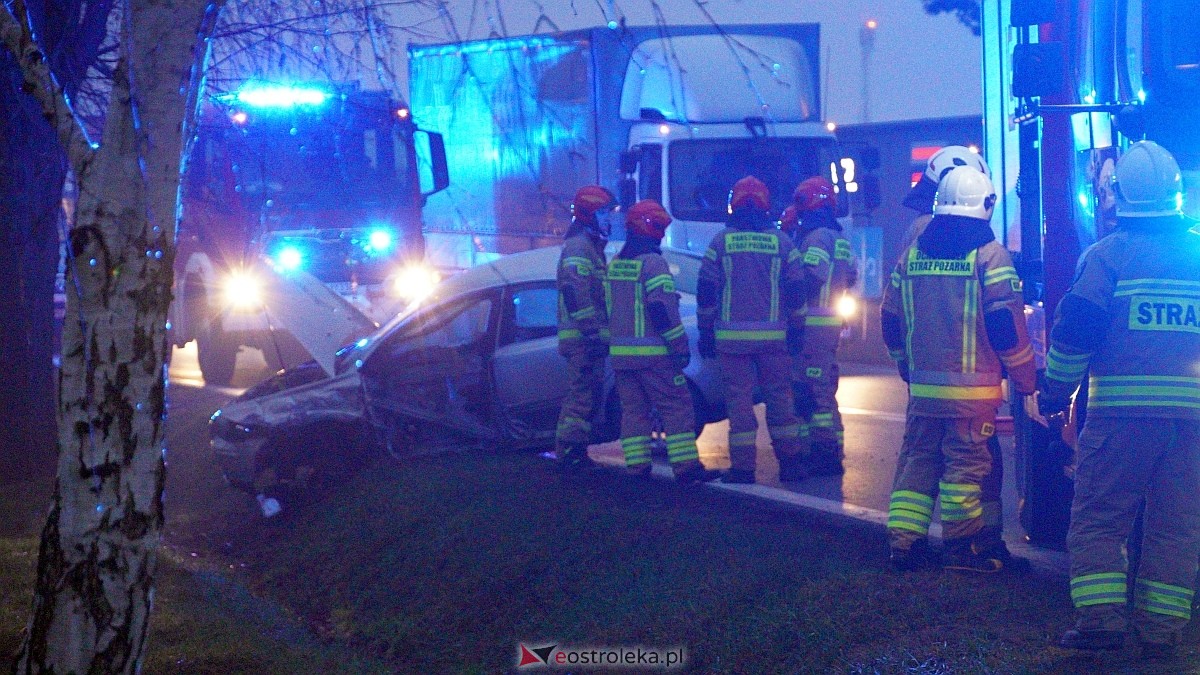 Poważny wypadek na drodze wojewódzkiej 627 pod Ostrołęką [05.12.2024] - zdjęcie #8 - eOstroleka.pl