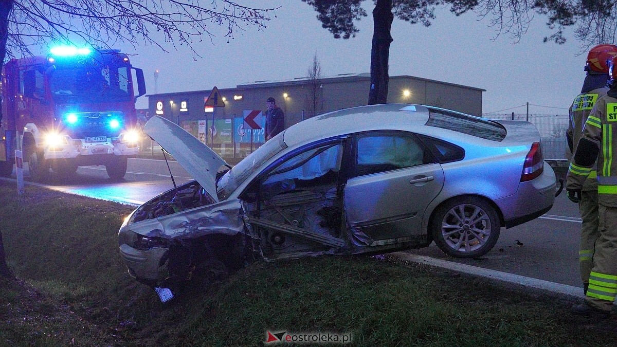 Poważny wypadek na drodze wojewódzkiej 627 pod Ostrołęką [05.12.2024] - zdjęcie #5 - eOstroleka.pl