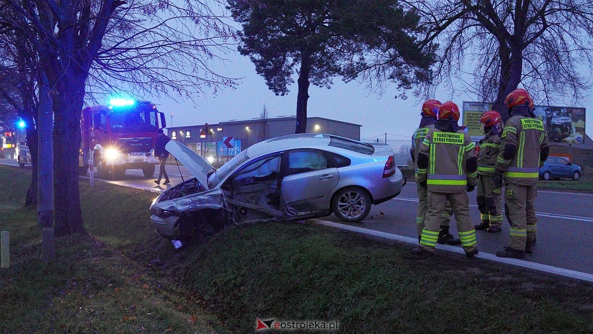 Poważny wypadek na drodze wojewódzkiej 627 pod Ostrołęką [05.12.2024] - zdjęcie #4 - eOstroleka.pl