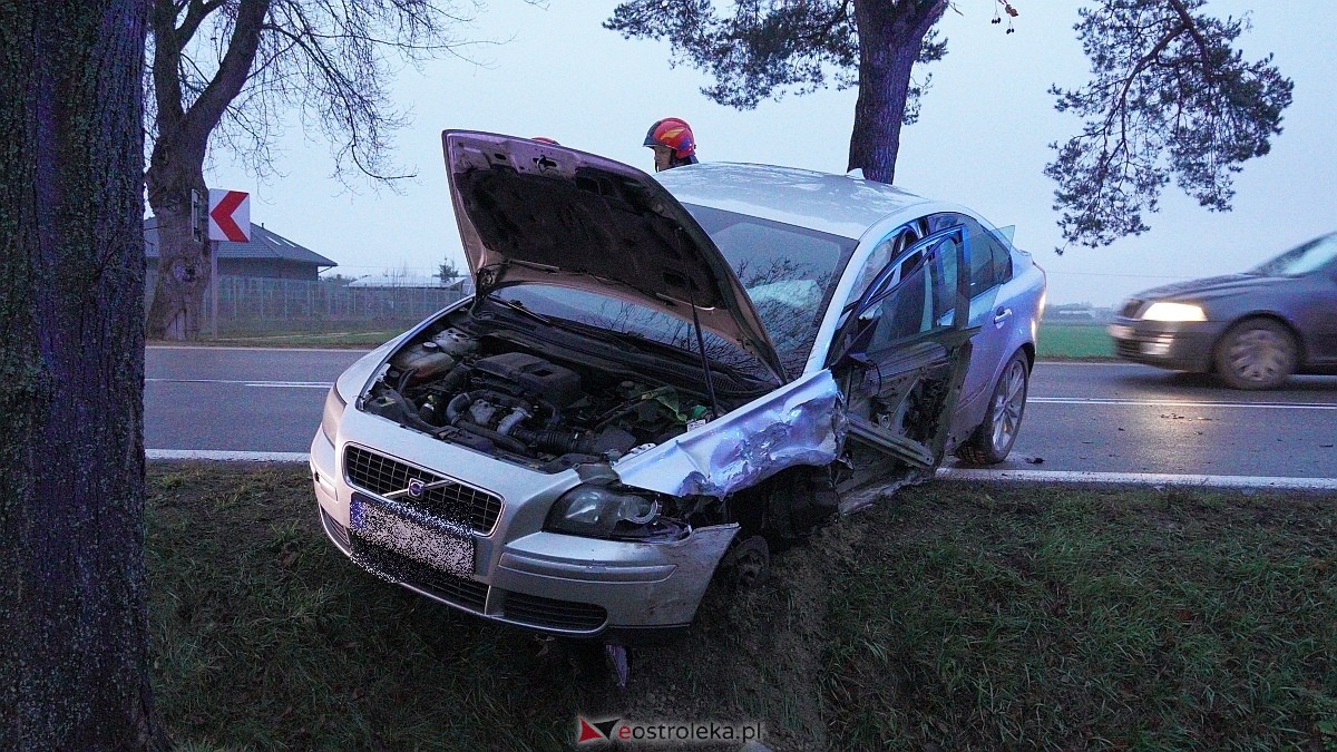 Poważny wypadek na drodze wojewódzkiej 627 pod Ostrołęką [05.12.2024] - zdjęcie #1 - eOstroleka.pl