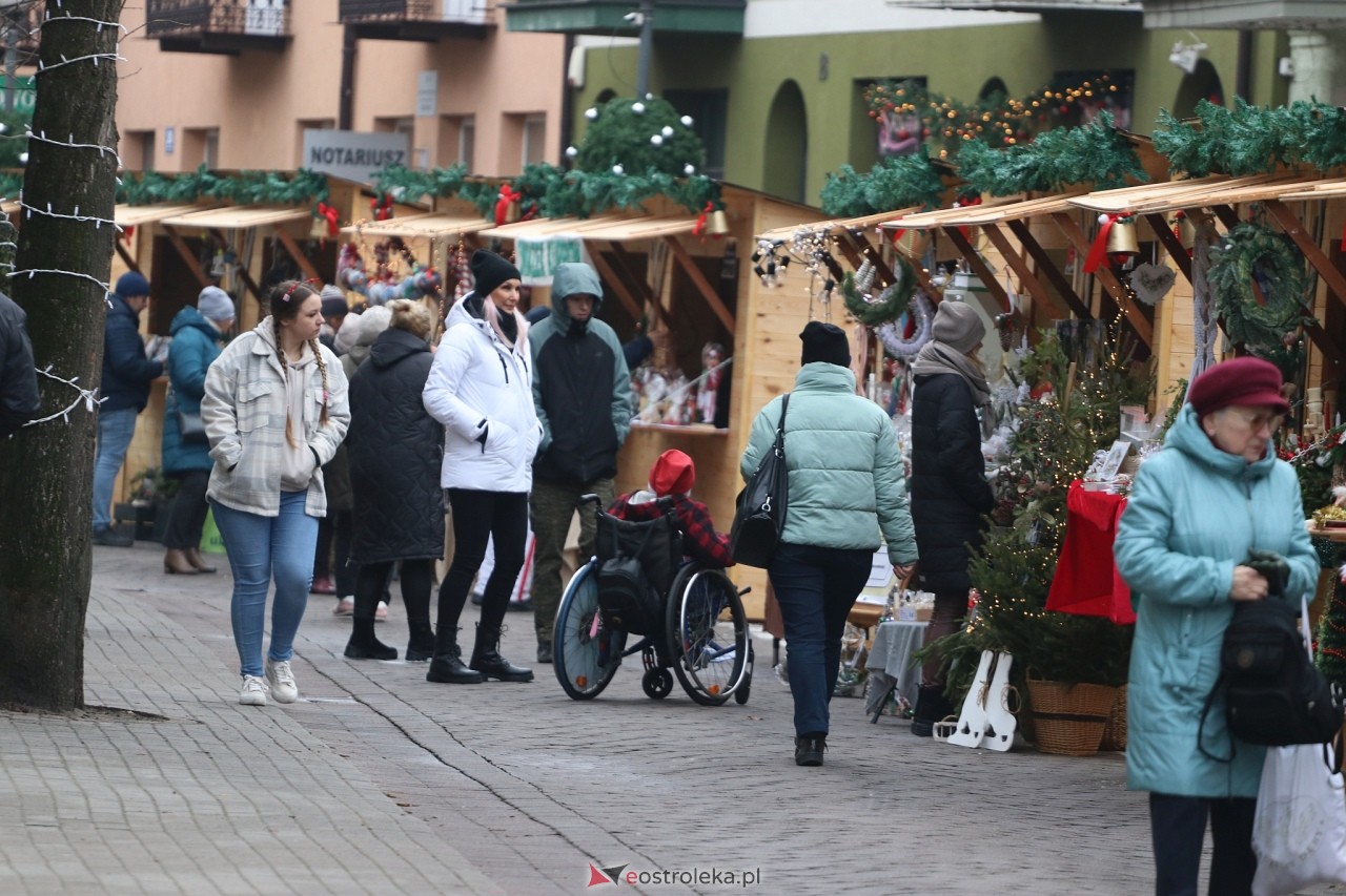 II Kurpiowski Jarmark Bożonarodzeniowy w Ostrołęce wystartował [05.12.2024] - zdjęcie #97 - eOstroleka.pl