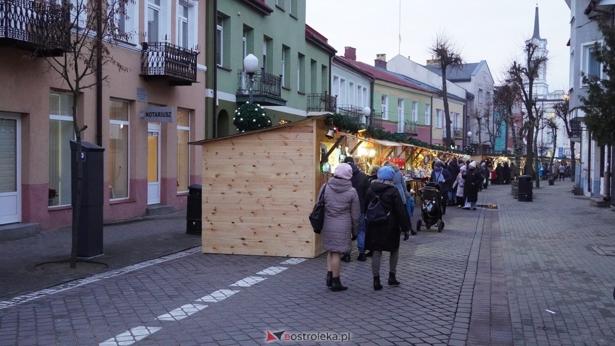 Oficjalne otwarcie II Kurpiowskiego Jarmarku Bożonarodzeniowego [05.12.2024] - zdjęcie #50 - eOstroleka.pl