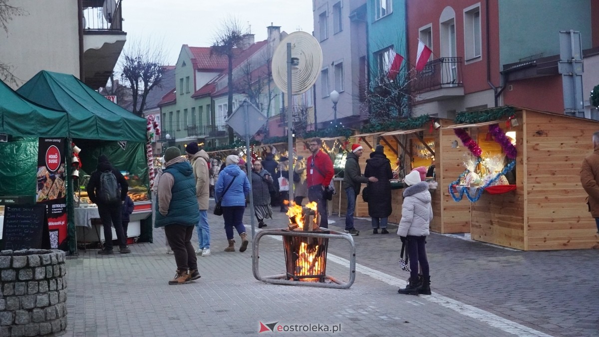 Oficjalne otwarcie II Kurpiowskiego Jarmarku Bożonarodzeniowego [05.12.2024] - zdjęcie #49 - eOstroleka.pl