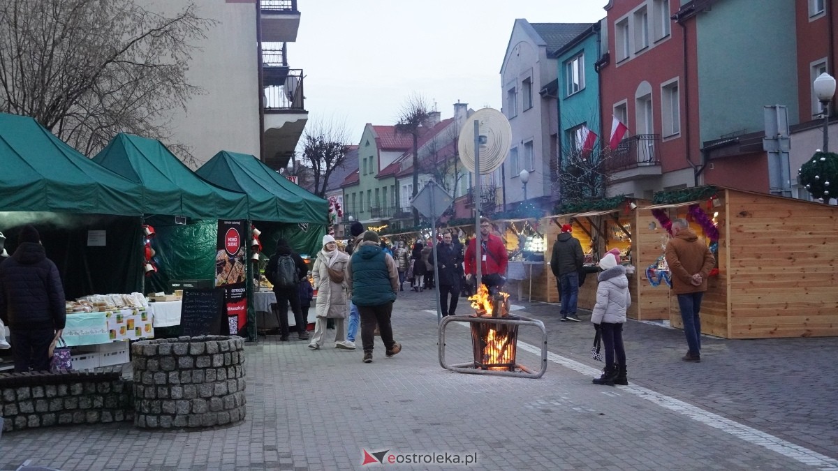 Oficjalne otwarcie II Kurpiowskiego Jarmarku Bożonarodzeniowego [05.12.2024] - zdjęcie #48 - eOstroleka.pl