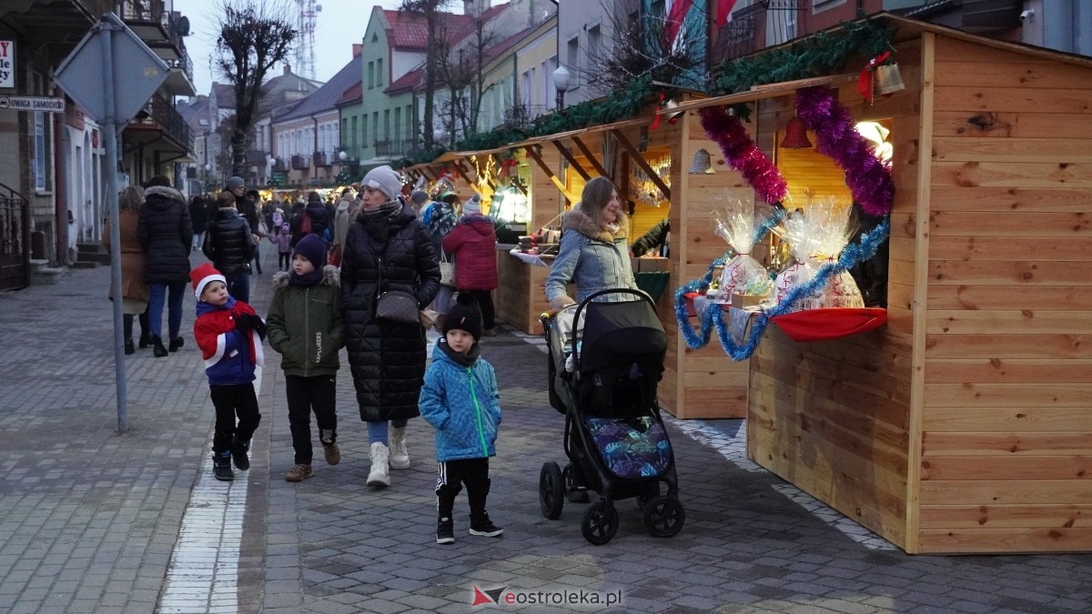 Oficjalne otwarcie II Kurpiowskiego Jarmarku Bożonarodzeniowego [05.12.2024] - zdjęcie #44 - eOstroleka.pl