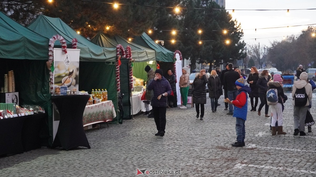 Oficjalne otwarcie II Kurpiowskiego Jarmarku Bożonarodzeniowego [05.12.2024] - zdjęcie #40 - eOstroleka.pl