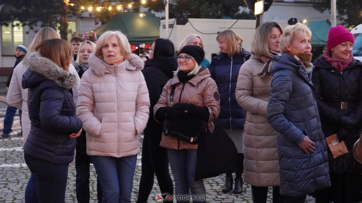 Oficjalne otwarcie II Kurpiowskiego Jarmarku Bożonarodzeniowego [05.12.2024] - zdjęcie #36 - eOstroleka.pl