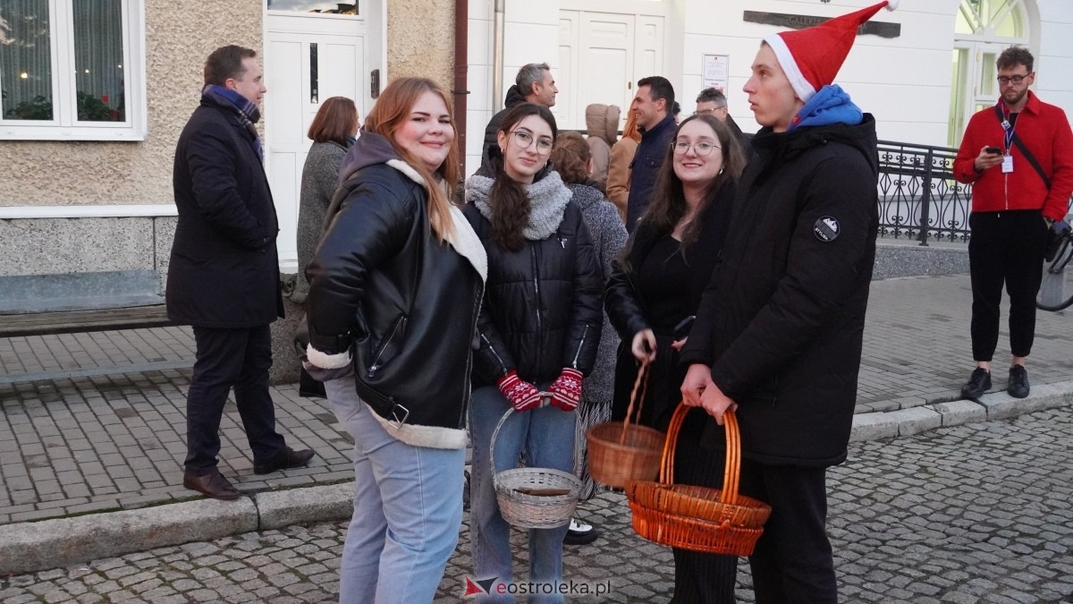 Oficjalne otwarcie II Kurpiowskiego Jarmarku Bożonarodzeniowego [05.12.2024] - zdjęcie #35 - eOstroleka.pl