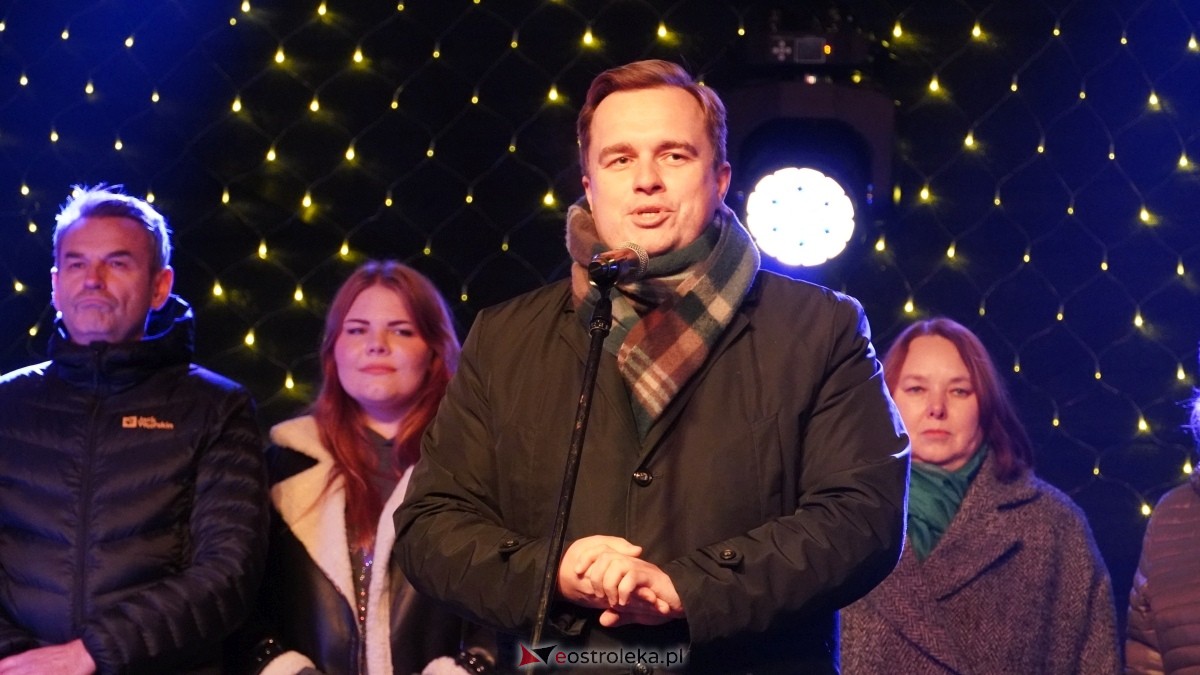 Oficjalne otwarcie II Kurpiowskiego Jarmarku Bożonarodzeniowego [05.12.2024] - zdjęcie #26 - eOstroleka.pl