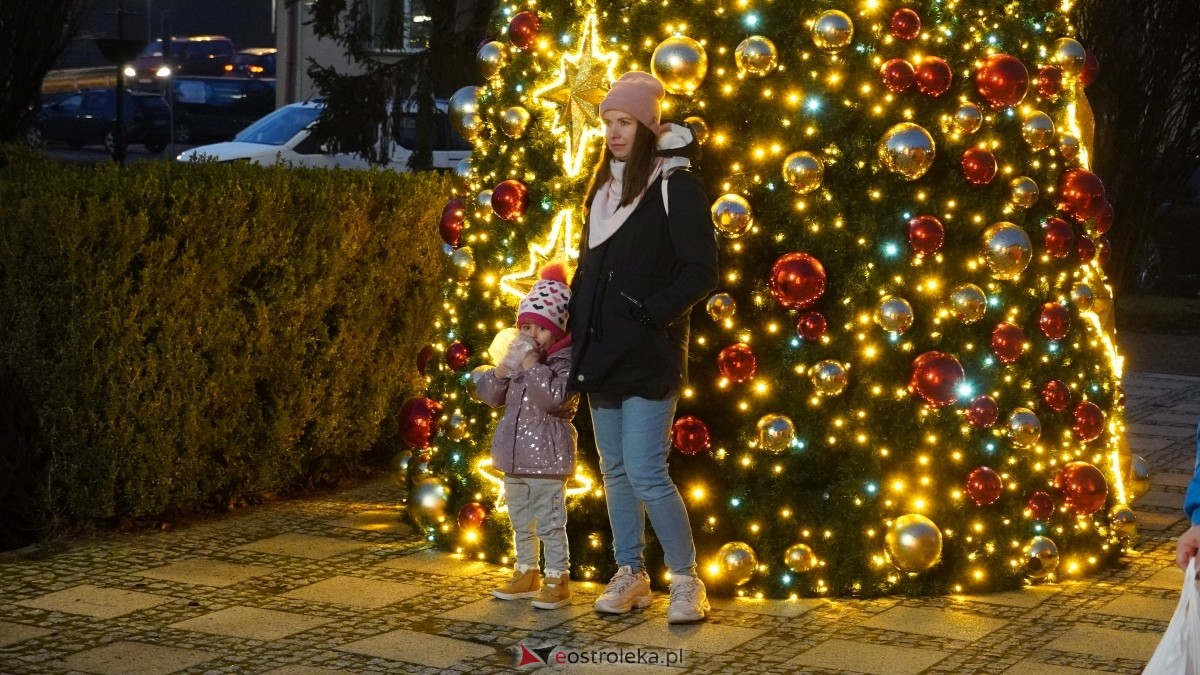 Oficjalne otwarcie II Kurpiowskiego Jarmarku Bożonarodzeniowego [05.12.2024] - zdjęcie #15 - eOstroleka.pl