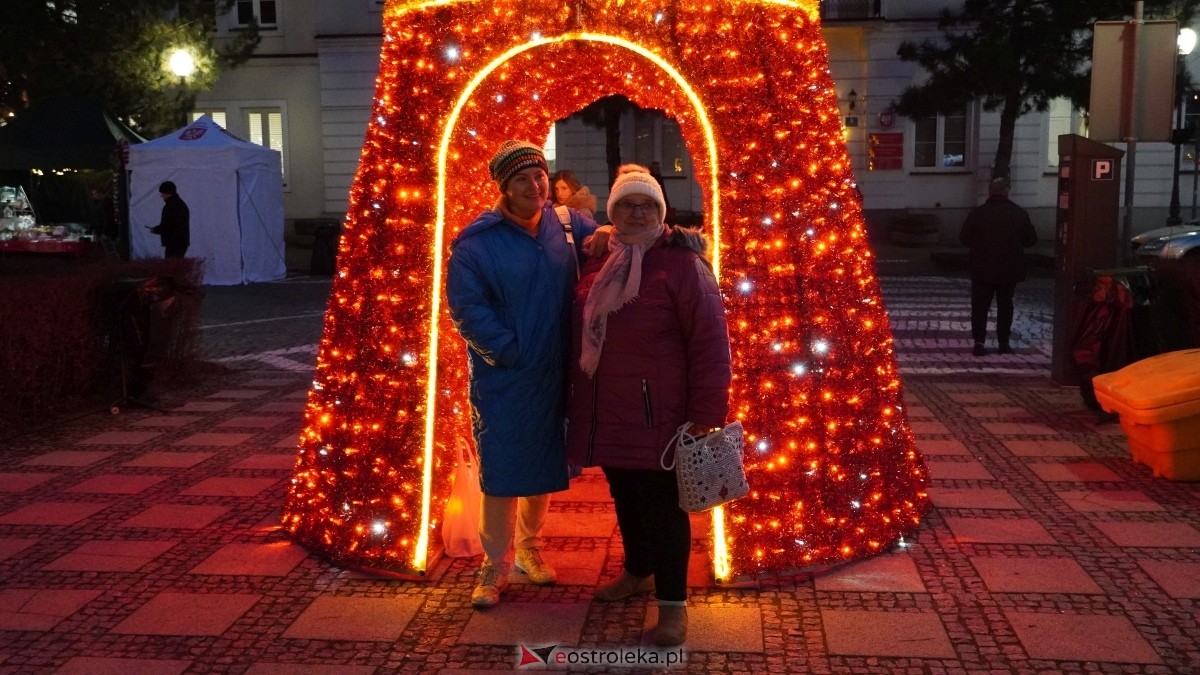 Oficjalne otwarcie II Kurpiowskiego Jarmarku Bożonarodzeniowego [05.12.2024] - zdjęcie #11 - eOstroleka.pl