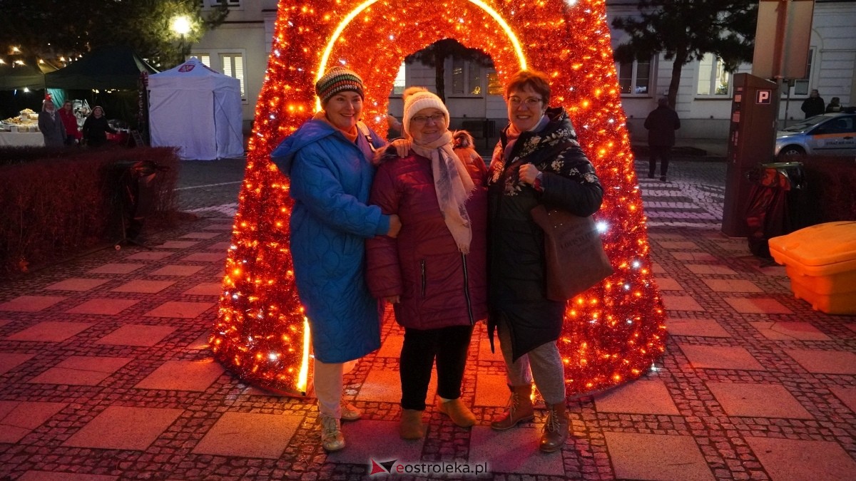 Oficjalne otwarcie II Kurpiowskiego Jarmarku Bożonarodzeniowego [05.12.2024] - zdjęcie #10 - eOstroleka.pl