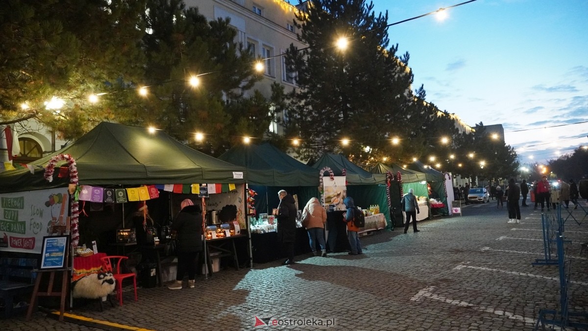 Oficjalne otwarcie II Kurpiowskiego Jarmarku Bożonarodzeniowego [05.12.2024] - zdjęcie #1 - eOstroleka.pl