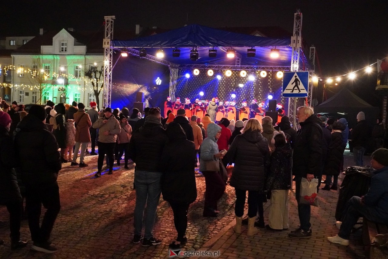 II Kurpiowski Jarmarku Bożonarodzeniowy: Koncert Chóru Kameralnego pod dyrekcją Bożeny Harasimowicz-Pęzy [5.12.2024] - zdjęcie #37 - eOstroleka.pl