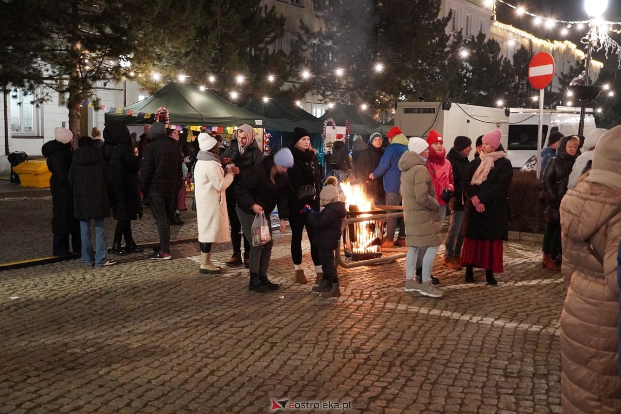 II Kurpiowski Jarmarku Bożonarodzeniowy: Koncert Chóru Kameralnego pod dyrekcją Bożeny Harasimowicz-Pęzy [5.12.2024] - zdjęcie #36 - eOstroleka.pl