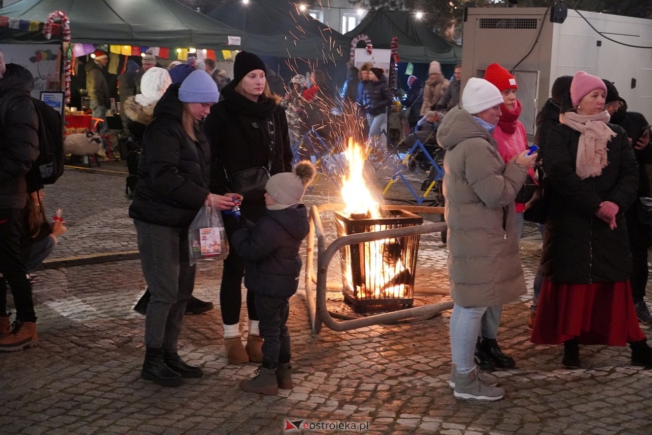 II Kurpiowski Jarmarku Bożonarodzeniowy: Koncert Chóru Kameralnego pod dyrekcją Bożeny Harasimowicz-Pęzy [5.12.2024] - zdjęcie #35 - eOstroleka.pl