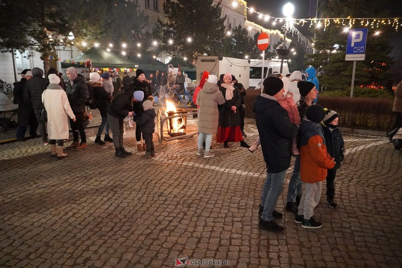 II Kurpiowski Jarmarku Bożonarodzeniowy: Koncert Chóru Kameralnego pod dyrekcją Bożeny Harasimowicz-Pęzy [5.12.2024] - zdjęcie #34 - eOstroleka.pl