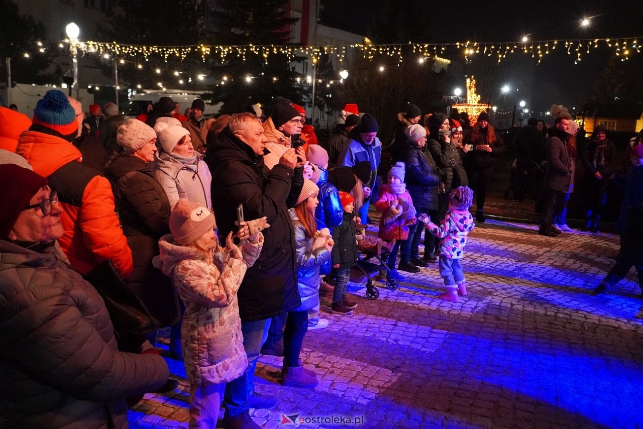 II Kurpiowski Jarmarku Bożonarodzeniowy: Koncert Chóru Kameralnego pod dyrekcją Bożeny Harasimowicz-Pęzy [5.12.2024] - zdjęcie #32 - eOstroleka.pl